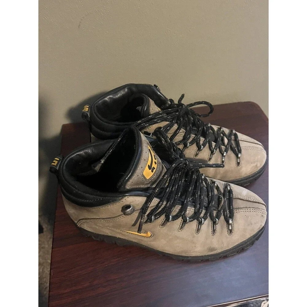 Nike Air ACG Hiking Boots Womens 7 US Leather High Top Vtg Y2K 148035-271